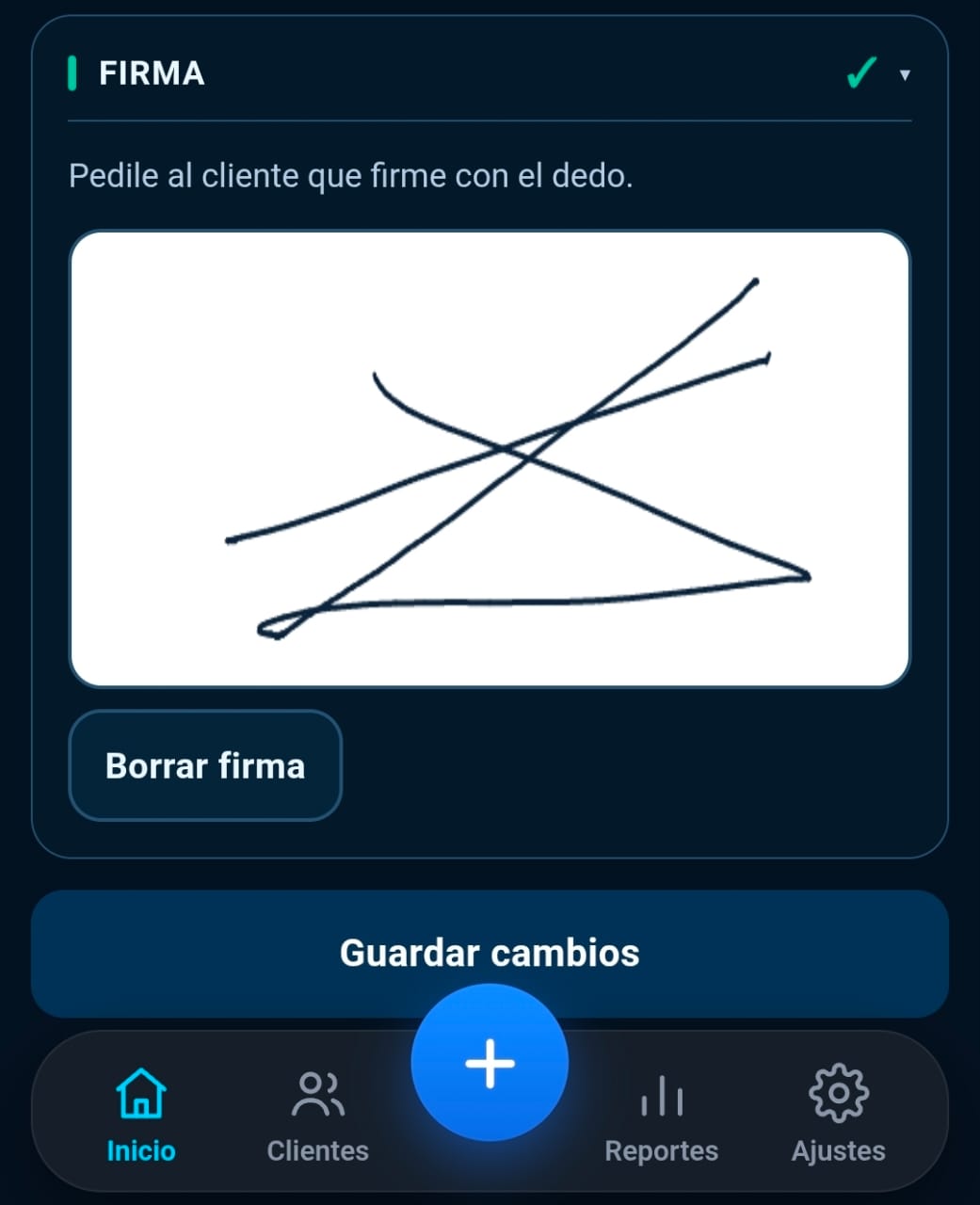 Pantalla móvil de firma del cliente con área para firmar y opciones para borrar o guardar.